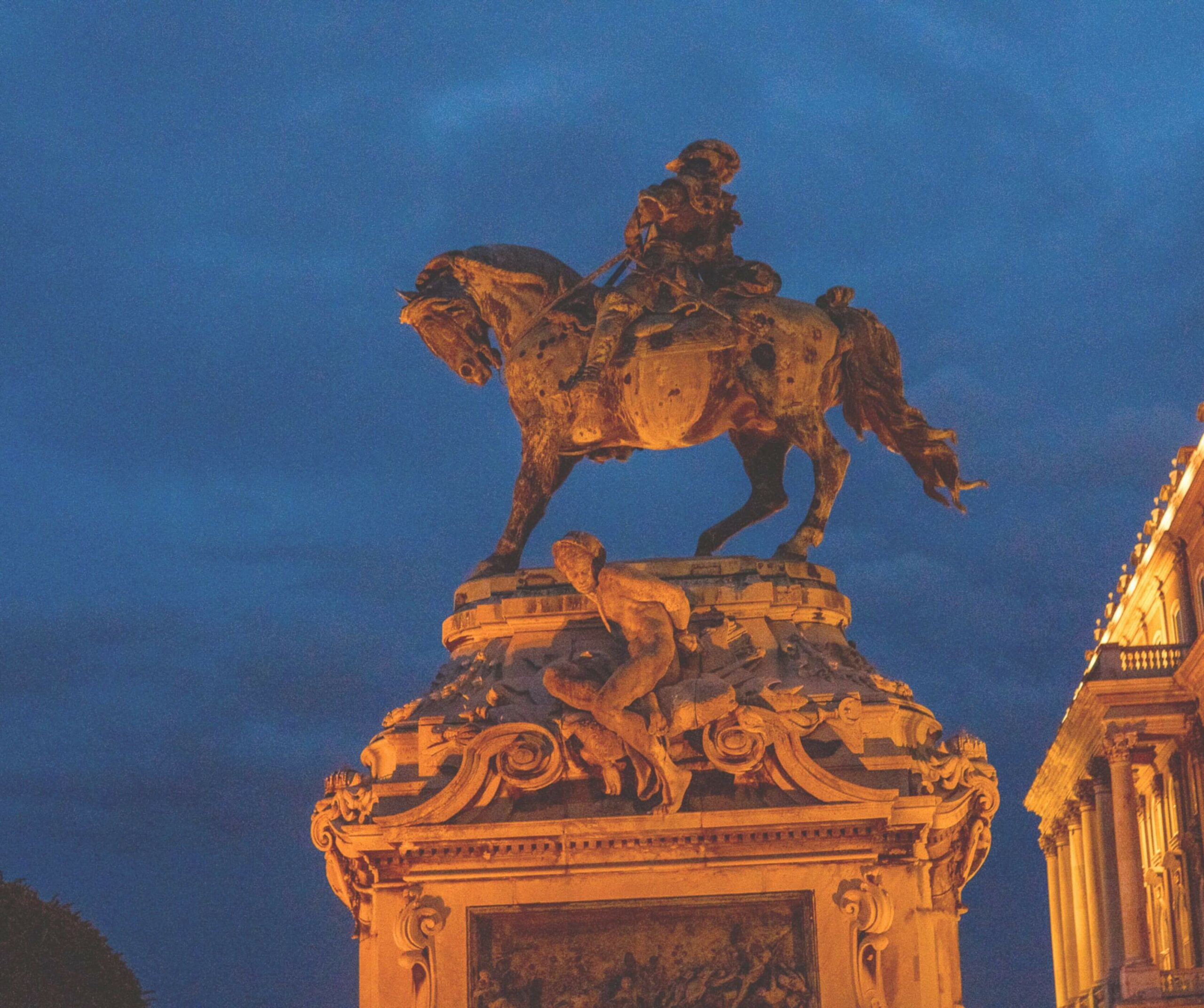 Budapest: Buda Castle District Vampires and Myths Night Tour