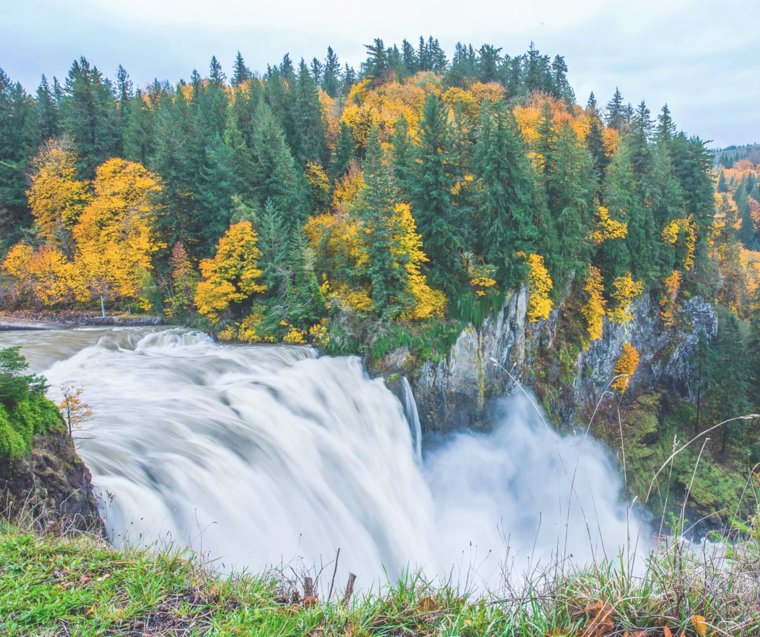 snoqualmie falls autumn